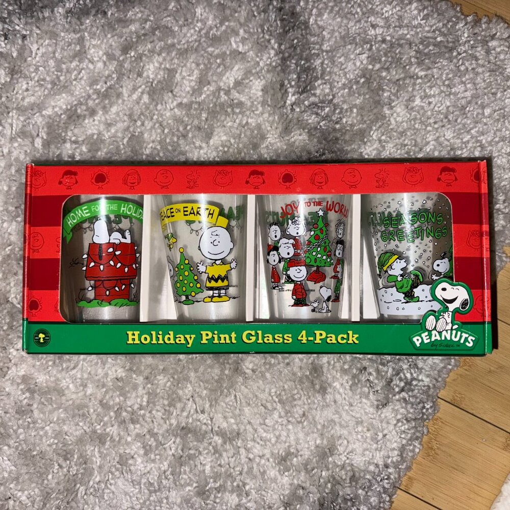 SET‎ OF 4 PEANUTS GLASSES 10oz SNOOPY/CHARLIE BROWN HOLIDAY GLASSES- NEW IN BOX